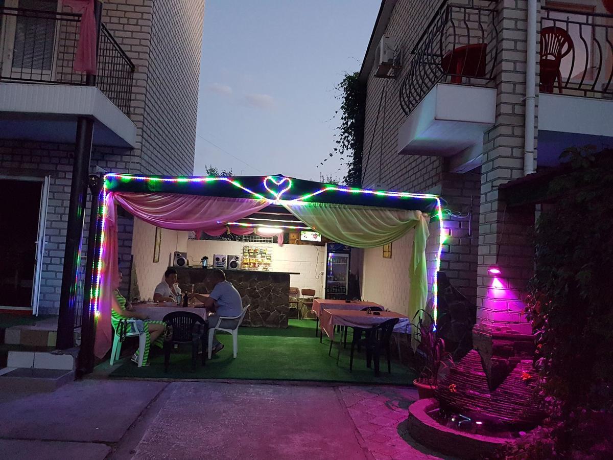 Hotel Flamingo Zaliznyi Port Esterno foto