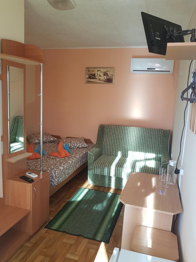Hotel Flamingo Zaliznyi Port Esterno foto